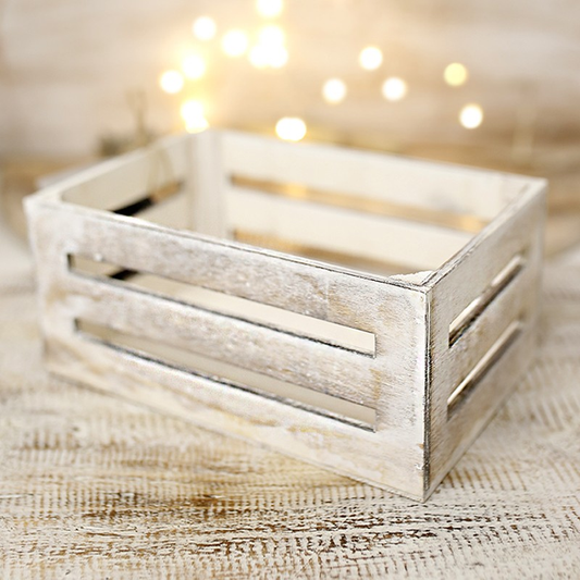 Weißgetünchter Holzkorb